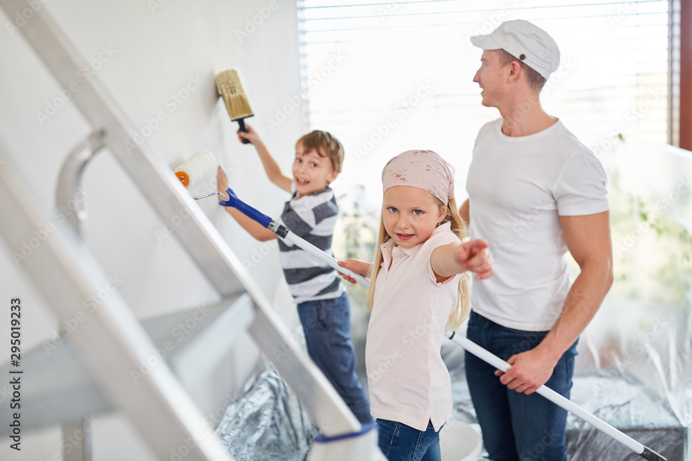 Kinder helfen Vater bei der Renovierung Kinder helfen Vater bei der Renovierung