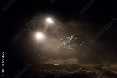 Obraz na plátně Une moissonneuse batteuse la nuit