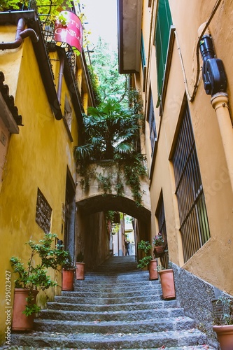 Fototapeta Naklejka Na Ścianę i Meble -  street in Bellagio village, Italy 