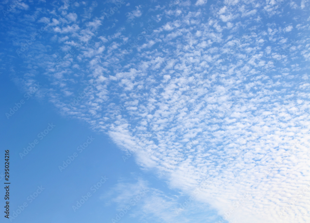 Altocumulus Wolken am blauen Himmel