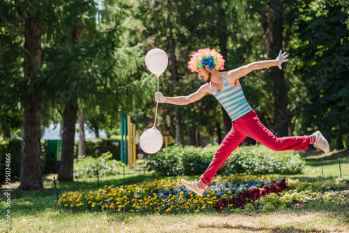 Tableau sur toile Mime jumps in the park with balloons