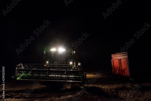 Fototapeta Moissonneuse batteuse de nuit . Moisson de céréales nocturne