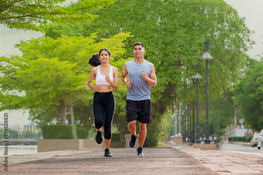 Φωτογραφία Couples who take care of their health by exercising happily in the city