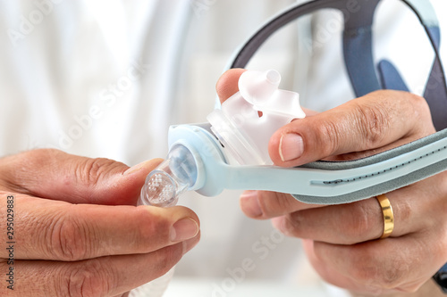 Cuadro en lienzo Doctor demonstrating Treatment of sleep apnea and snoring for patient suffering