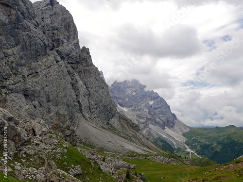 aspre montagne dolomitiche rocciose in italia photo