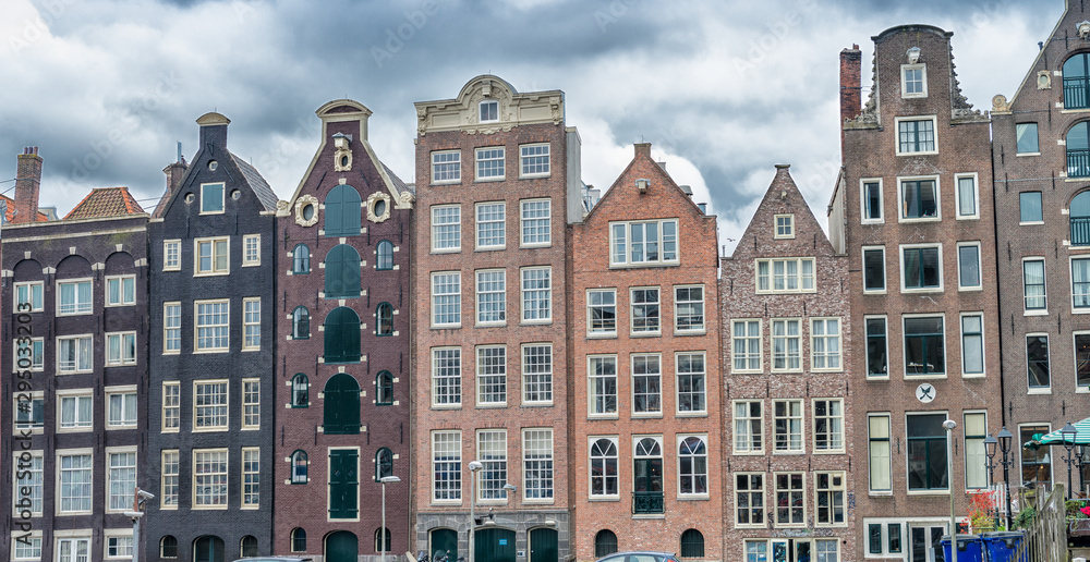 Obraz premium Beautiful houses of Amsterdam along city canal