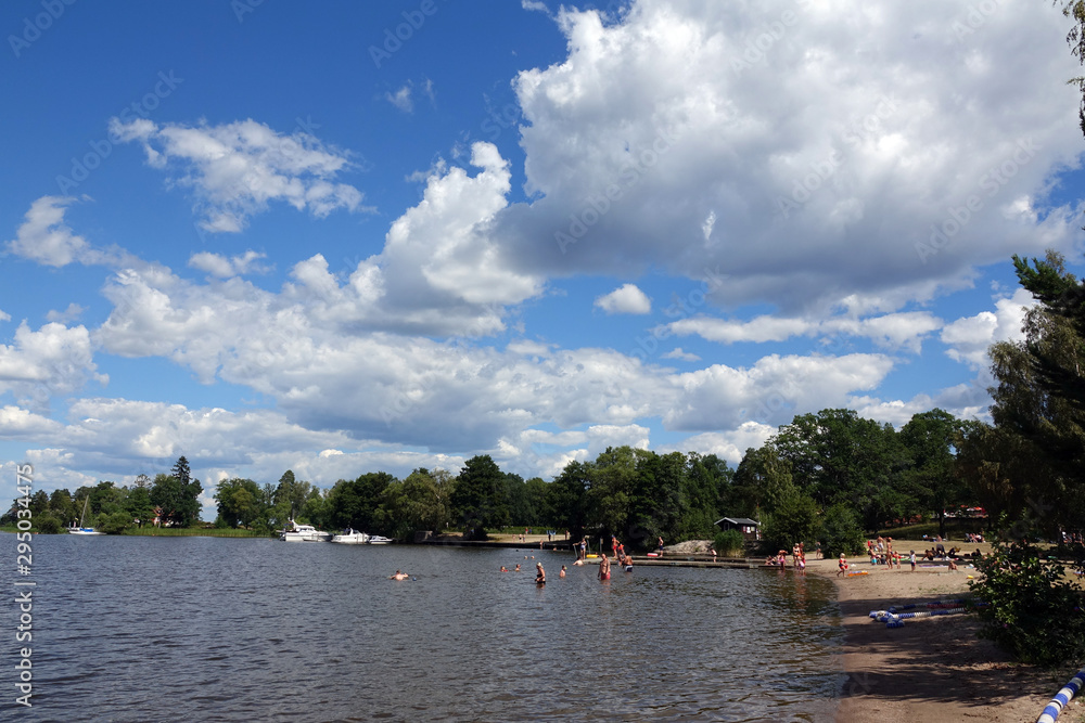 Strand an einem See in Schweden