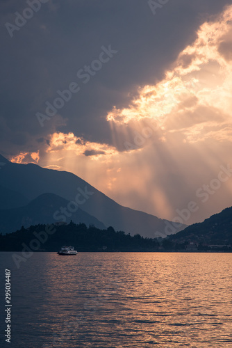 coucher de soleil romantique sur le lac majeur en italie