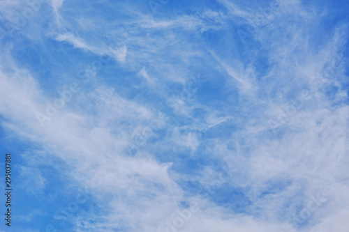 順光の白い雲がある青空