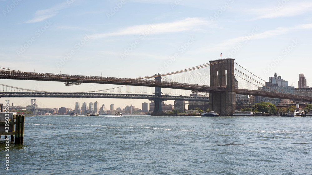 Obraz premium Brooklyn bridge from Pier 16 on Hudson river