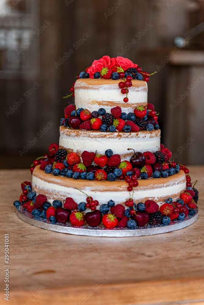 Beautiful large wedding cake Beautiful large wedding cake