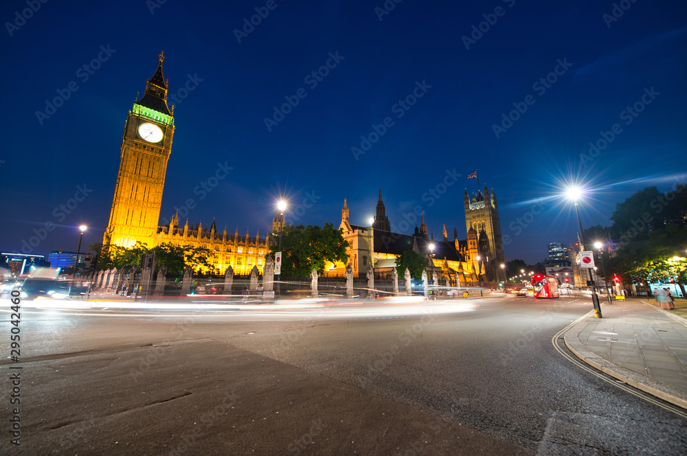 Night traffic n Westminster, London. The Big Ben and Houese of Parliament