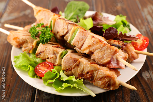 grilled beef skewer with salad and tomato