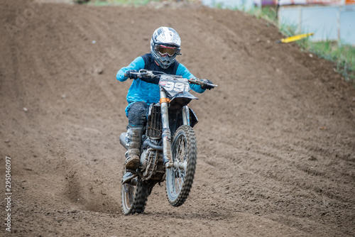 Jazda na jednym kole motocross