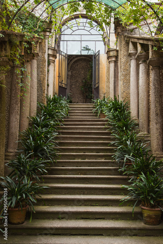 des escaliers et des colonnes classiques sur les îles Borromées. Une montée d'escaliers classiques. Des marches en pierre et des colonnades.