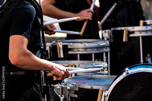 Konstfotografi portion of a marching band drum line performing