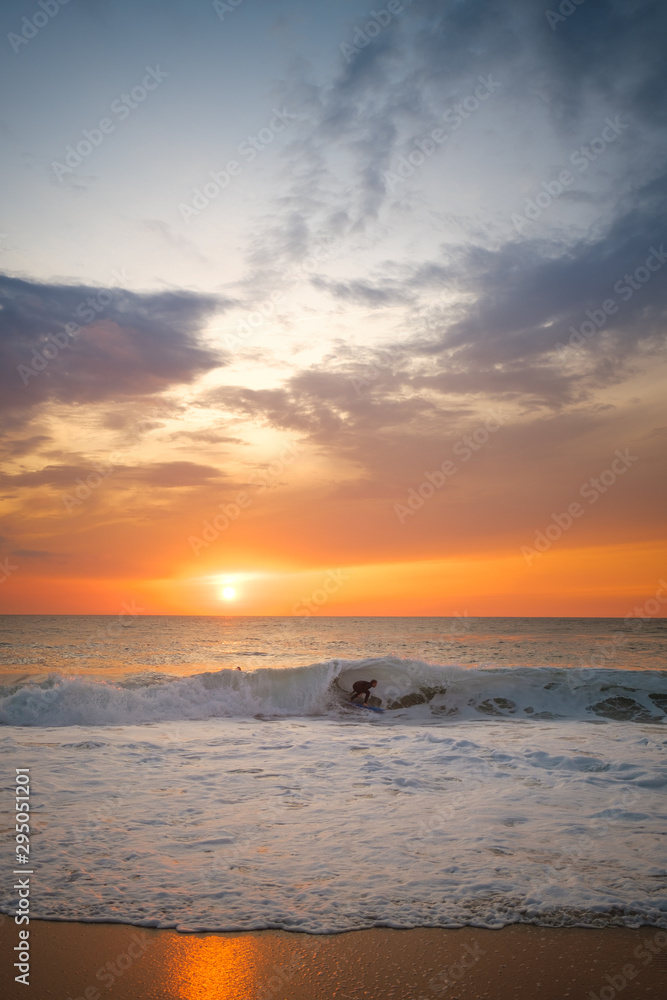 Obraz premium surfers at sunset