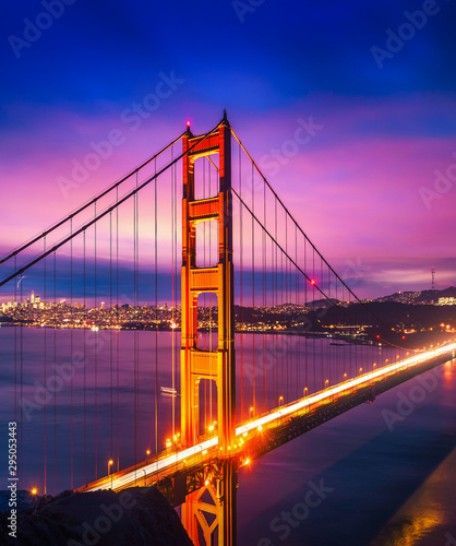 Fototapeta Naklejka Na Ścianę i Meble -  Golden Gate Bridge at night