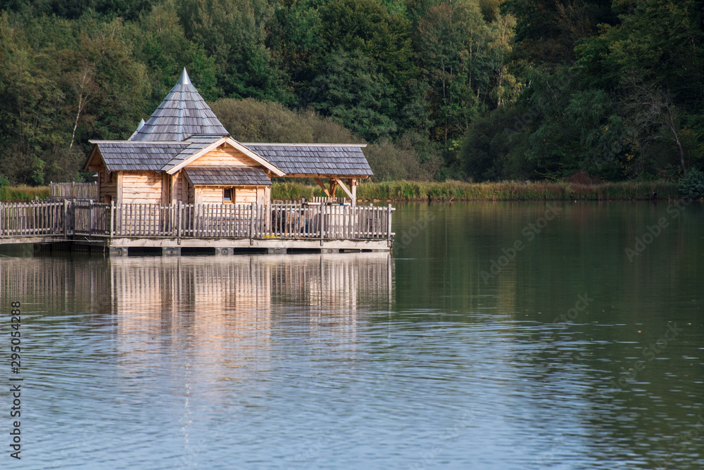 une maison en bois sur un lac. Une résidence secondaire de repos dans la campagne.  Une maison écologique en autosuffisance. 