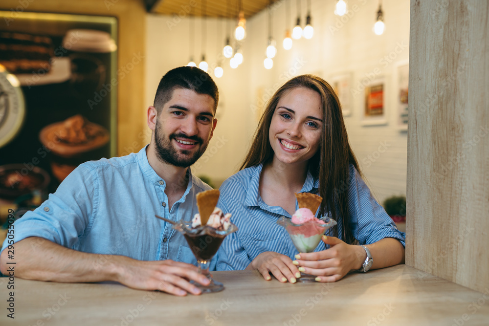 Fototapeta premium happy couple eating ice cream