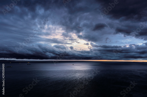 Fototapeta Naklejka Na Ścianę i Meble -  Dramatic panoramic view of the sea and moody cloudy sky
