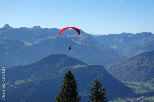 Gleitschirmflieger bei Bezau