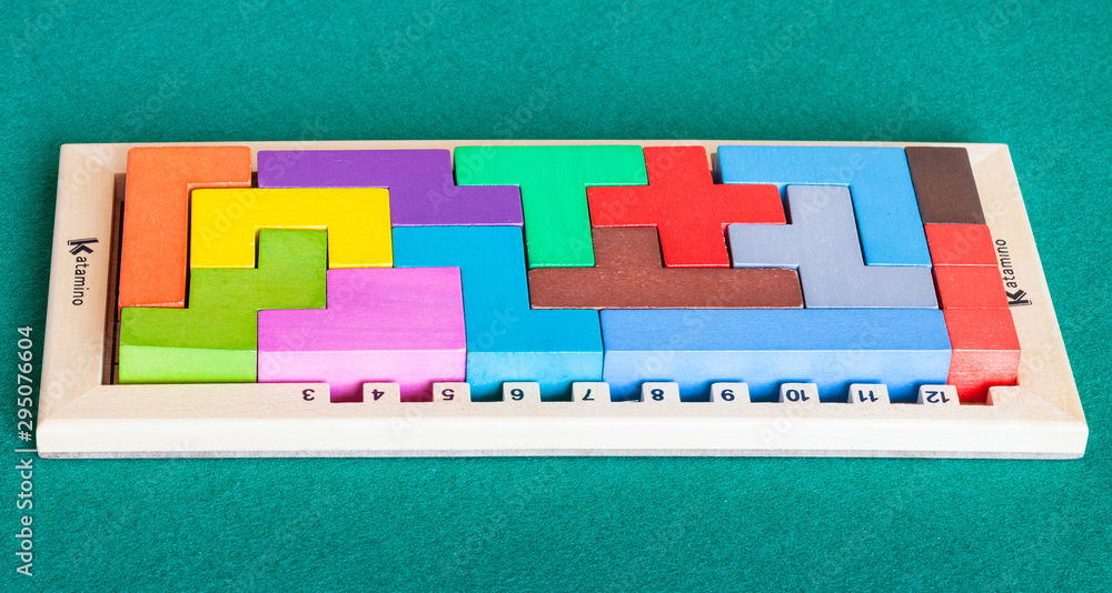 MOSCOW, RUSSIA - APRIL 3, 2019: board of Katamino puzzle game on green  baize table. Katamino is version of pentomino puzzle designed by Andre  Perriolat and published by Gigamic Games Stock Photo | Adobe Stock