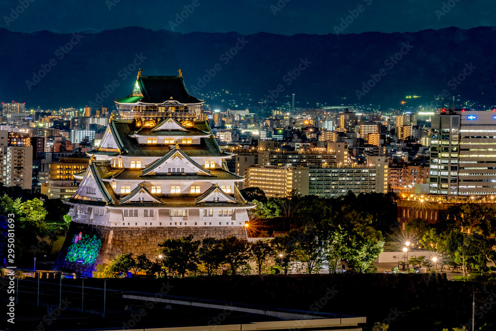 Fototapeta premium Zamek Osaka / Osaka / zamek Osaka / Noc Osaki / Nocny widok Osaki / Zwiedzanie