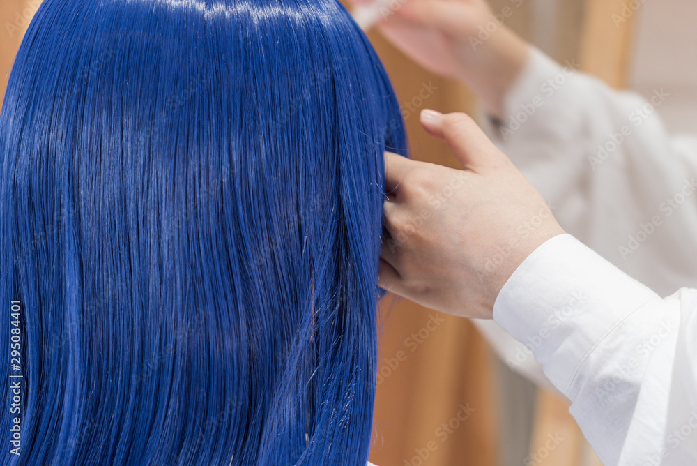 Fototapeta premium 青い髪を施術する美容師