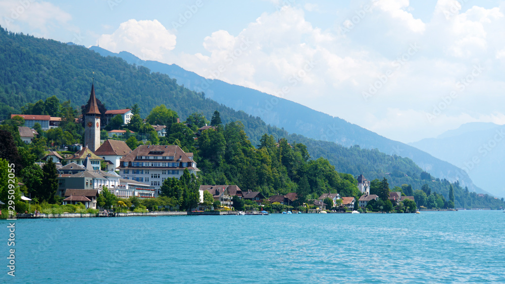 Fototapeta premium スイスの美しきトゥーン湖畔の町並み