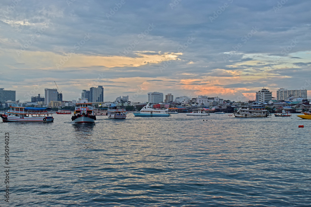  Pattaya Pier Is a beautiful tourist destination When the sun goes down With many ships waiting Tourist service