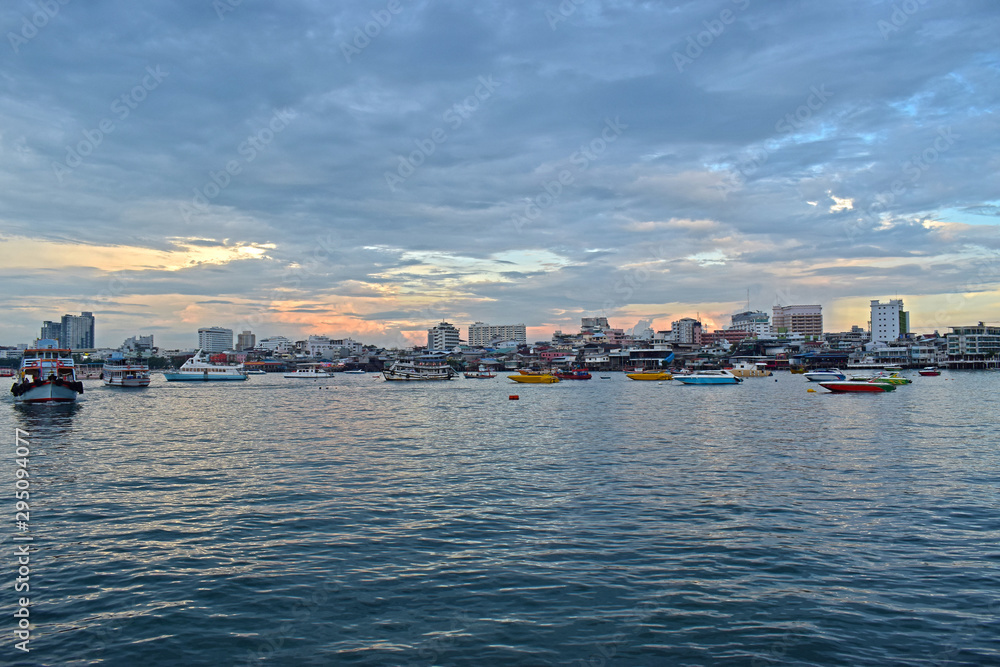  Pattaya Pier Is a beautiful tourist destination When the sun goes down With many ships waiting Tourist service