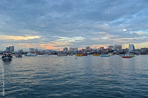  Pattaya Pier Is a beautiful tourist destination When the sun goes down With many ships waiting Tourist service