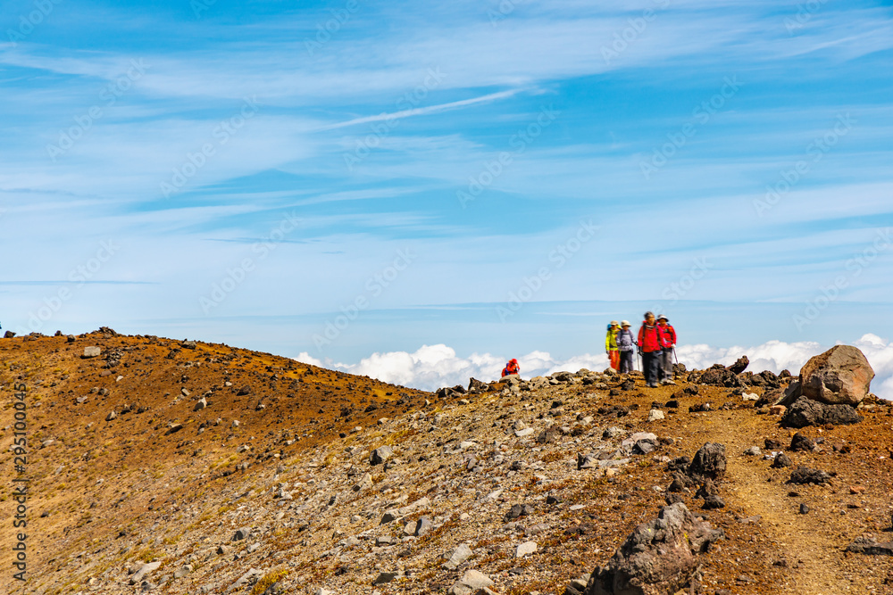 岩手山の山頂　石と砂の登山道