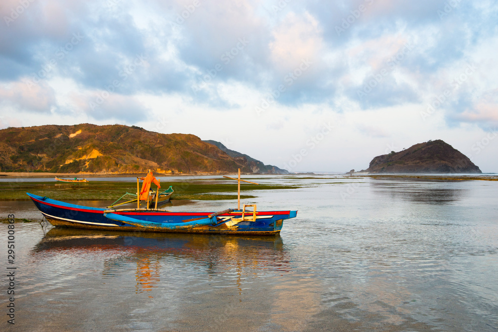 Fototapeta premium Traditional Lombok boat at sunset - Lombok, Indonesia