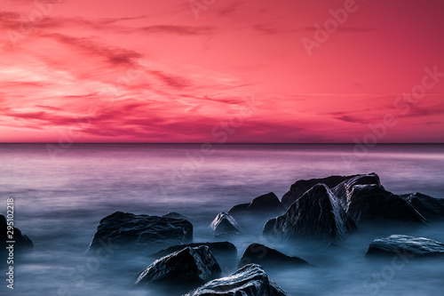 Farbenfroher Sonnenuntergang am Meer zur goldenen Stunde