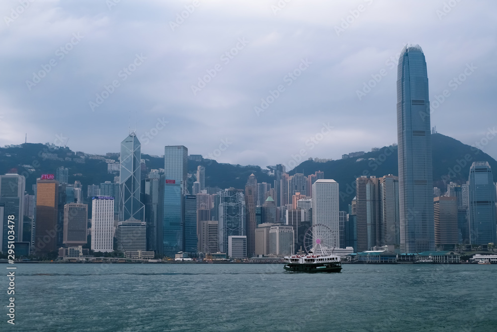 Fototapeta premium 香港 ビクトリアハーバー 曇天