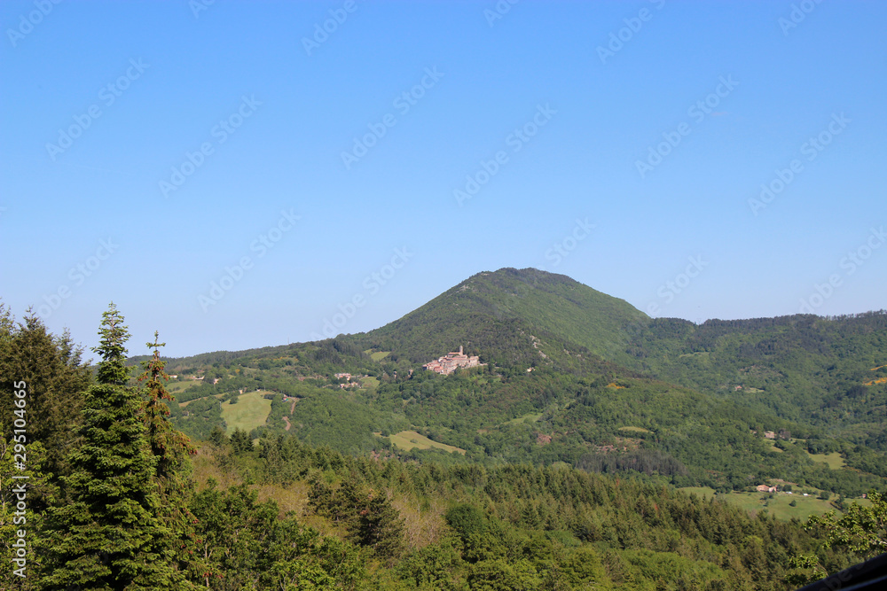 Traumhafter Blick auf die hügelige weite Toskanalandschaft 