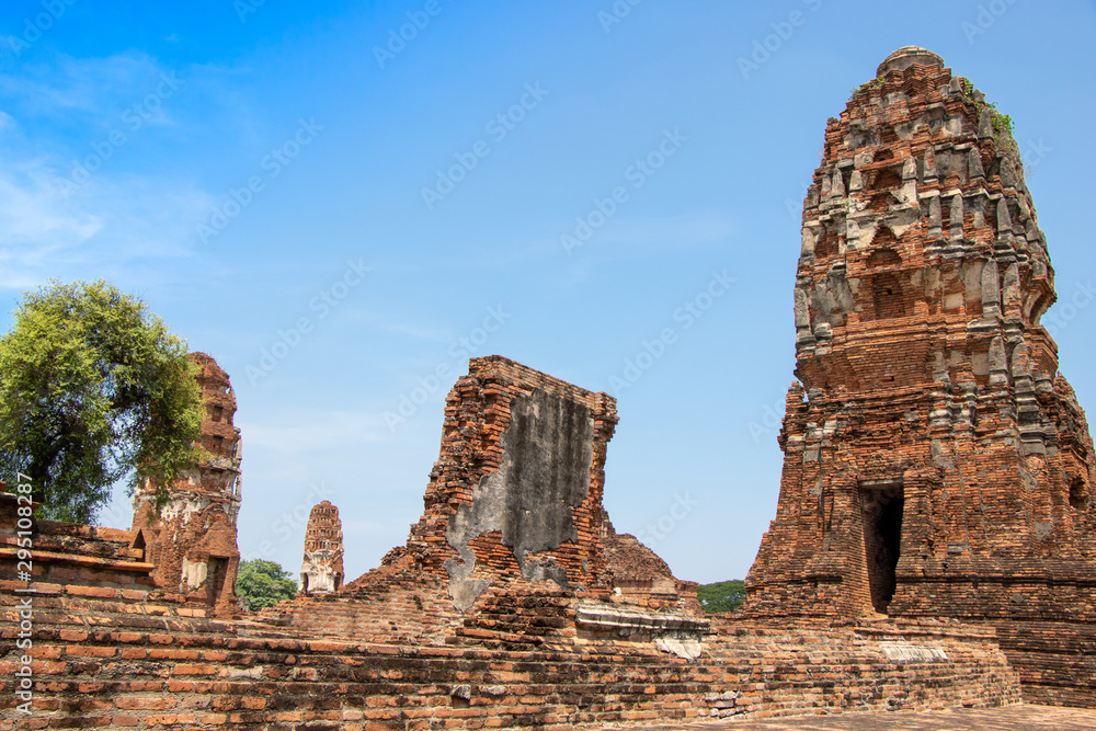 Fototapeta premium Wat Mahathat (Ayutthaya) Phra Nakhon Si Ayutthaya Historical Park, Landmarks of Thailand