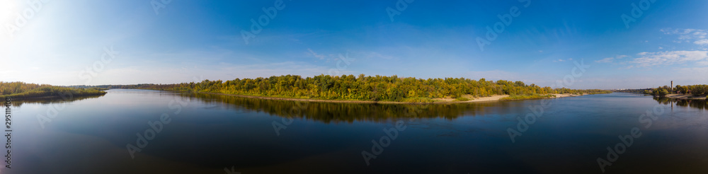 Obraz premium Panorama over the water surface to the autumn forest