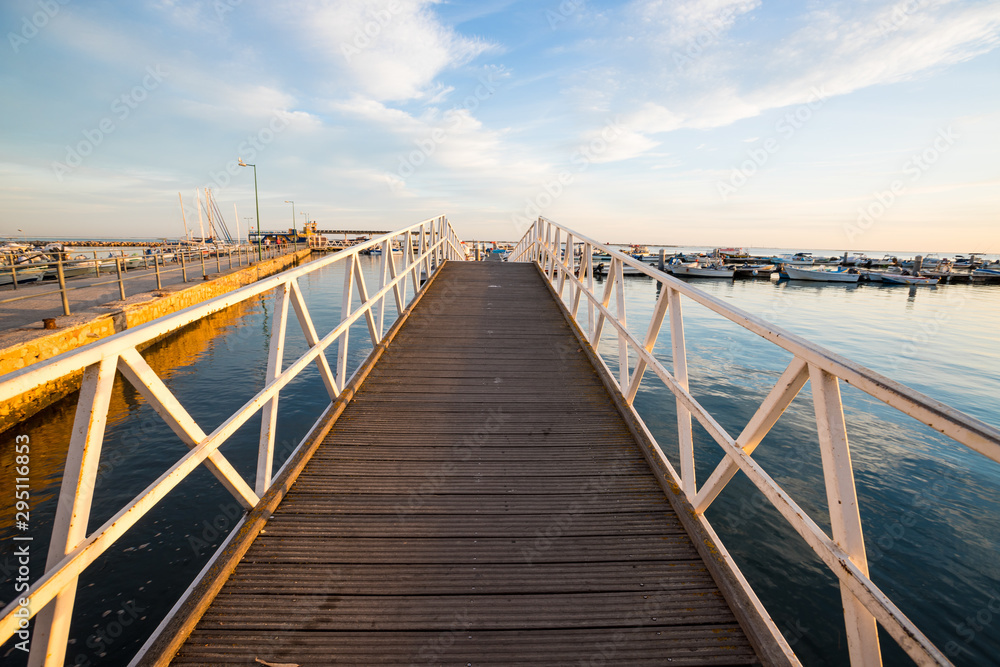 Brücke zum Yachthafen von Olhao, Portugal Brücke zum Yachthafen von Olhao, Portugal