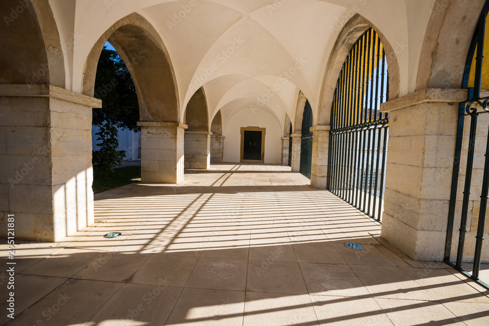 Fototapeta premium Eingangsbereich zur Kirche Igreja de Santa Maria in Faro, Portugal