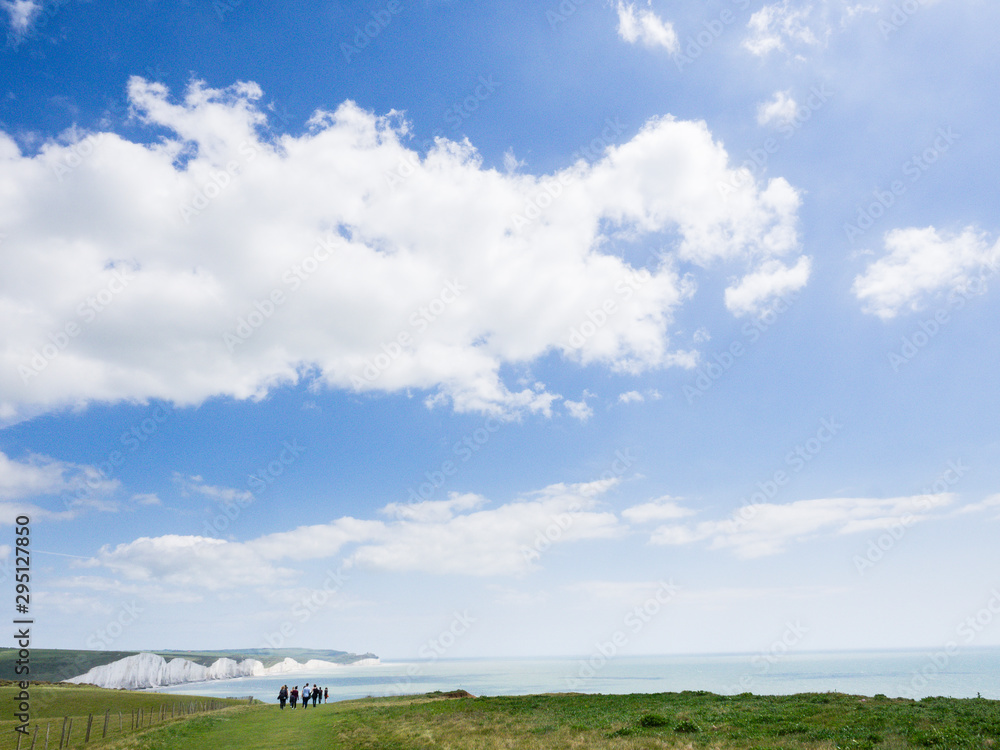 Obraz premium UK weather: dramatic south coast landscape under blue skies