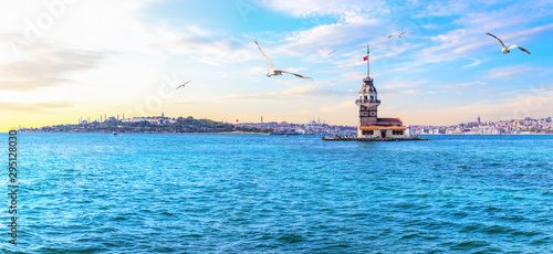 Obraz na płótnie The Maiden's Tower or Leander's Tower, beautiful Istanbul panorama w salonie