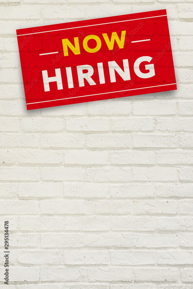 Fototapeta premium NOW HIRING と書かれた看板のある煉瓦壁