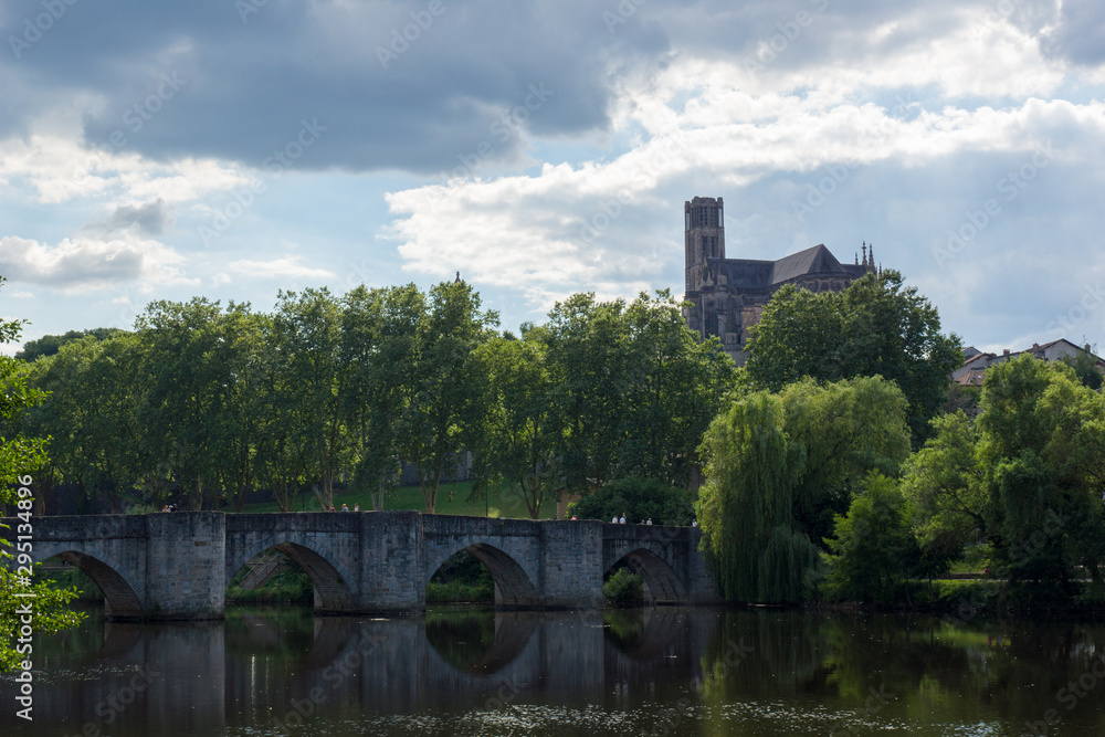 Limoges, vue paysage sur la cathédrale et le pont Saint-Martial. Haute-Vienne, Limousin