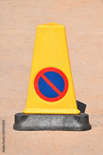 Cono de tres caras de prohibido estacionar