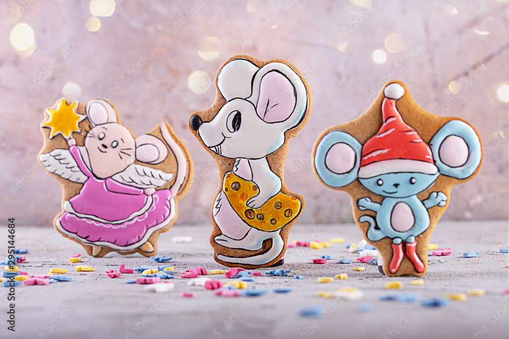 Obraz premium handmade gingerbread cookies for new year and christmas