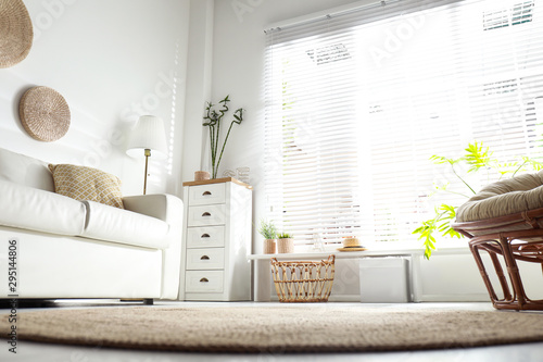 Foto Beautiful tropical plants with green leaves in stylish living room interior, low