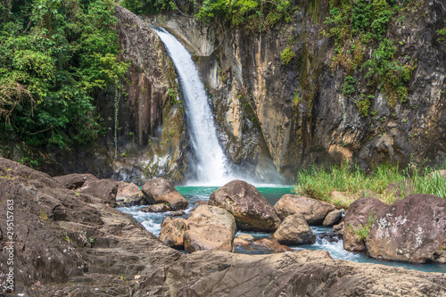 Tapety artystyczne Tinago fall Philippines 